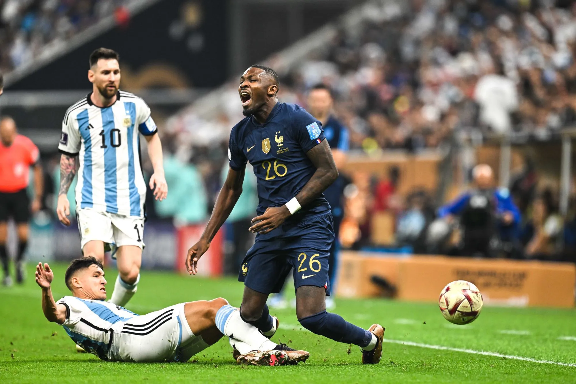 L&rsquo;arbitre Tomasz Kwiatkowski et la simulation de Marcus Thuram