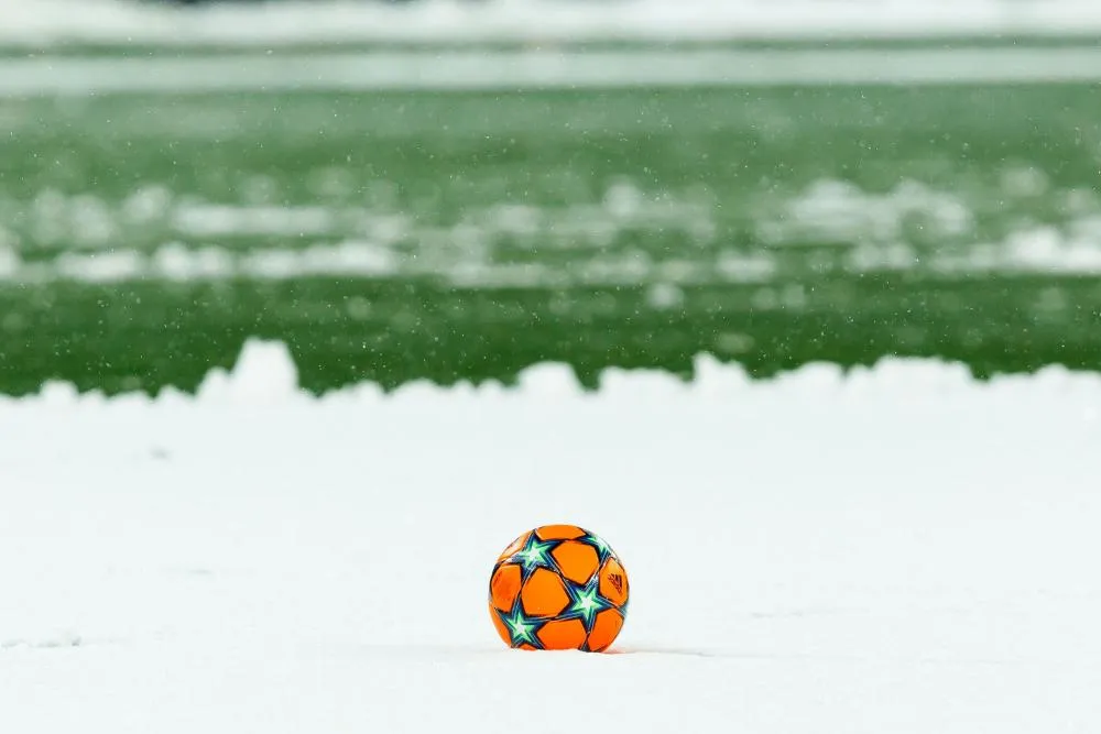 Tchéquie : Quand des supporters du Sparta Prague et de Nuremberg s'affrontent en tribune dans une bataille de boules de neige