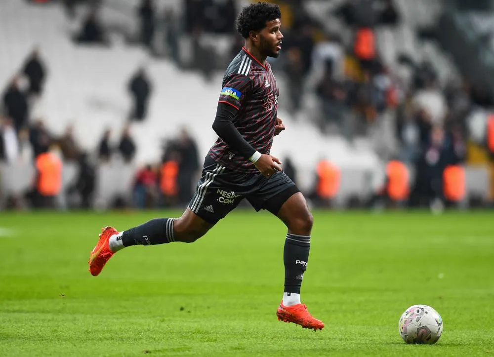 En Turquie, le Français Valentin Rosier (Beşiktaş) expulsé après un geste obscène