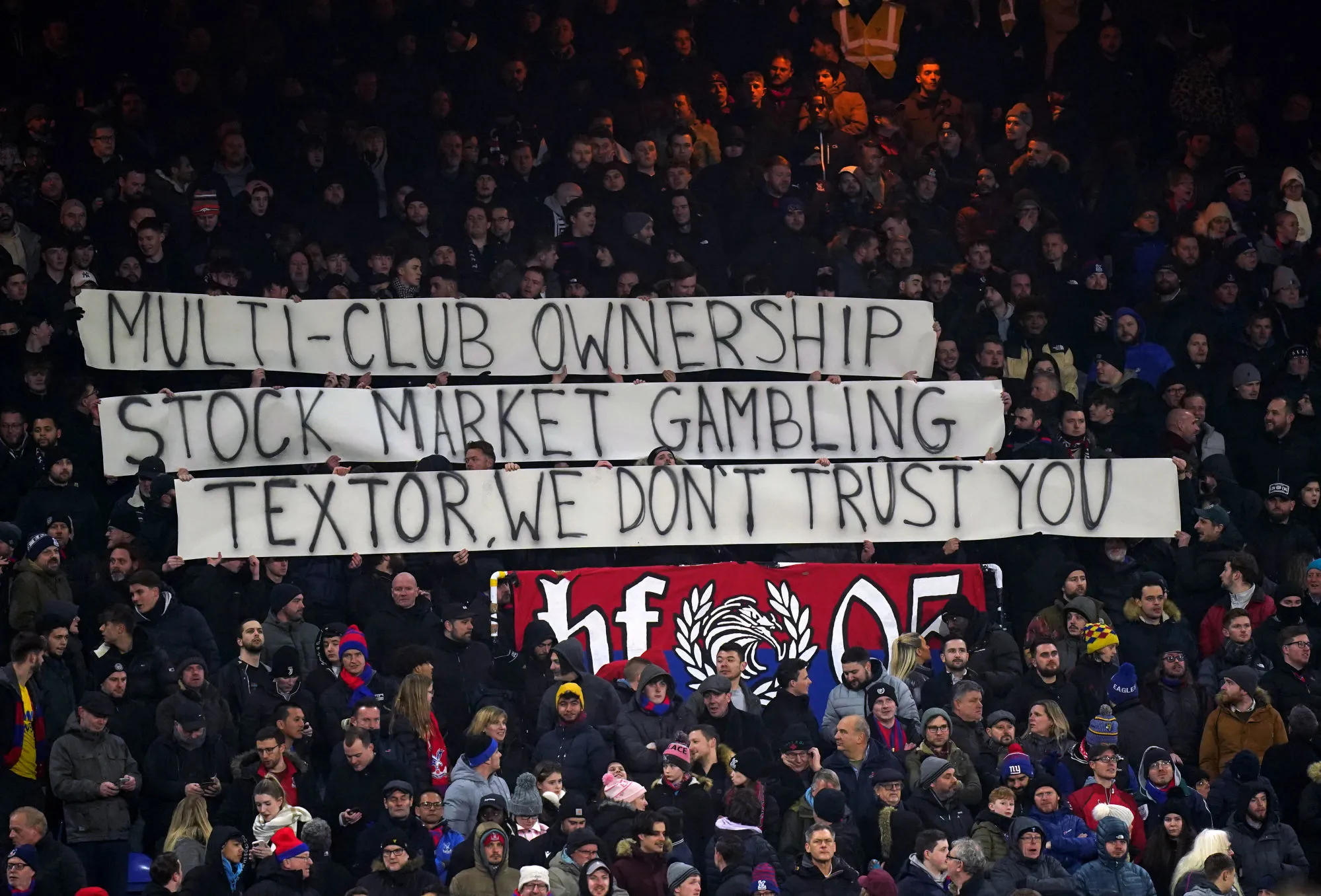 Des banderoles anti-John Textor dans les tribunes de Crystal Palace