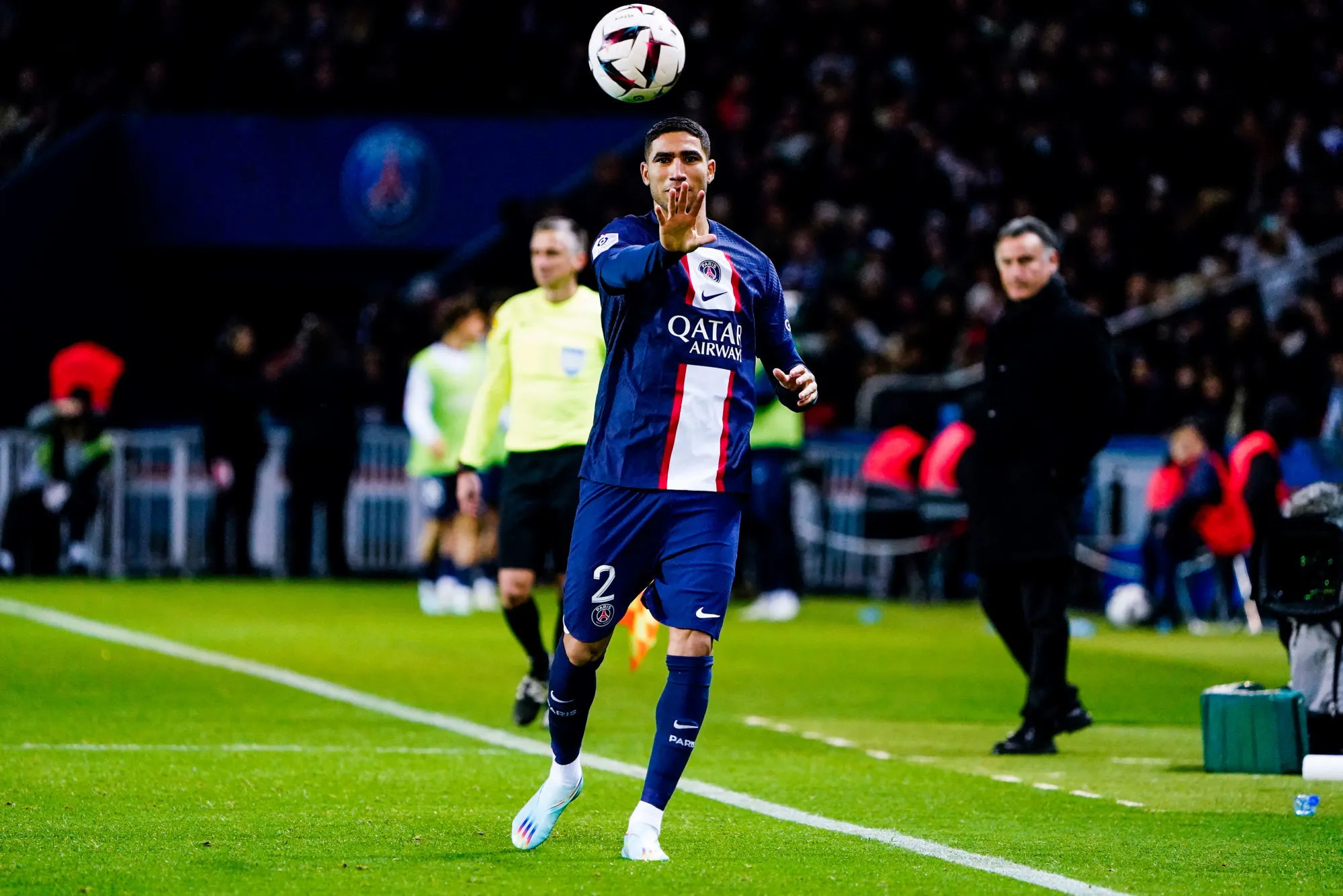 Hakimi baladé par ses coéquipiers à l&rsquo;entraînement du PSG
