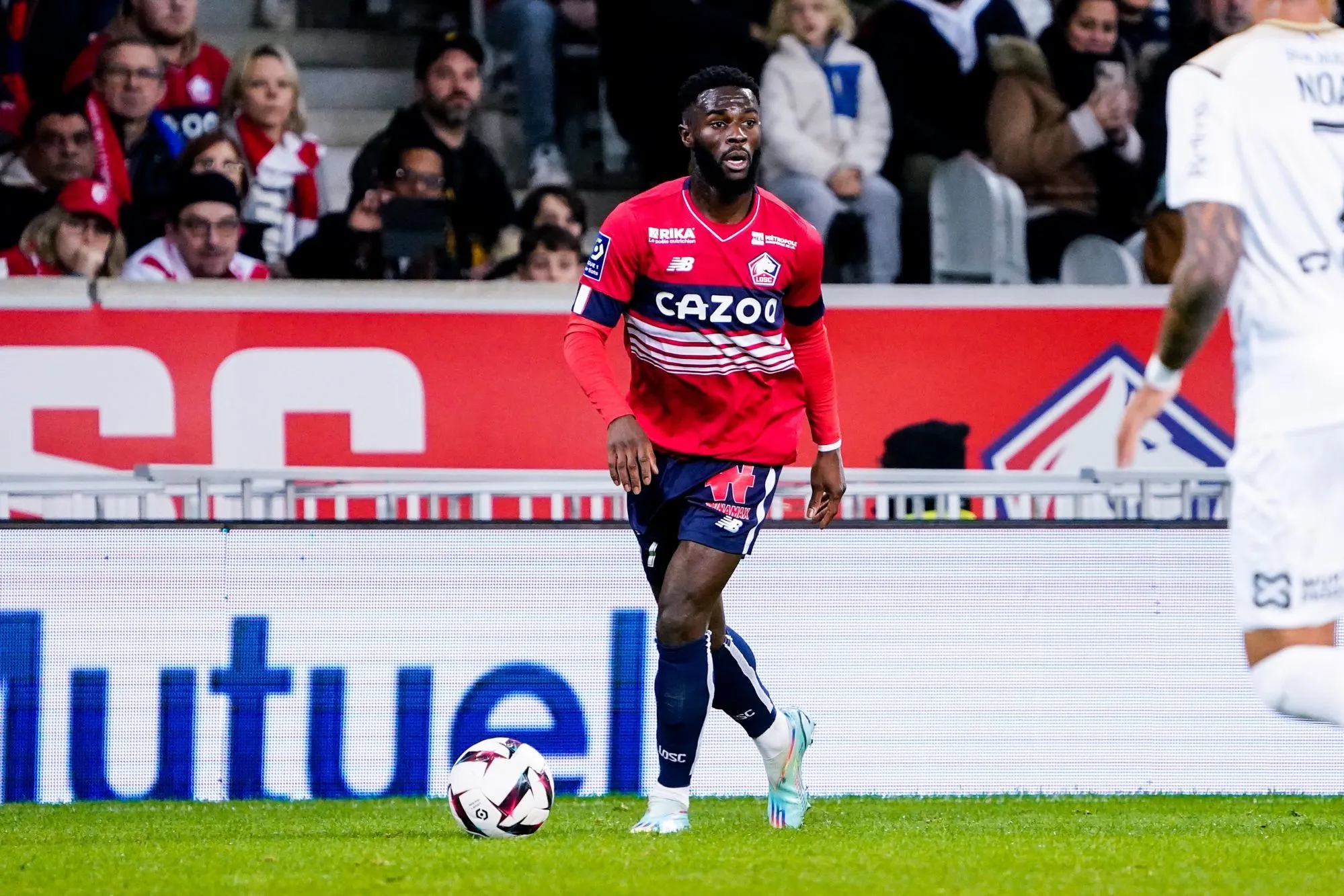 Jonathan Bamba surprend Leny Yoro en train de rentrer à pied de l’entraînement