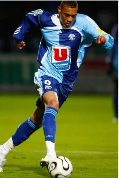 Hoarau : les pieds au HAC, la tête au PSG