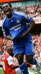 Michael Essien descend Arsenal