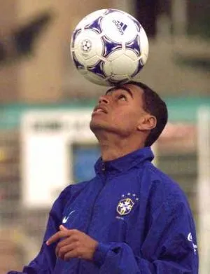 Bolton tâte Denilson