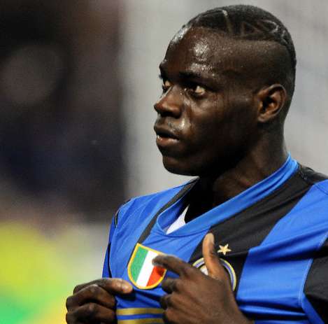 Balotelli se fait jeter des bananes