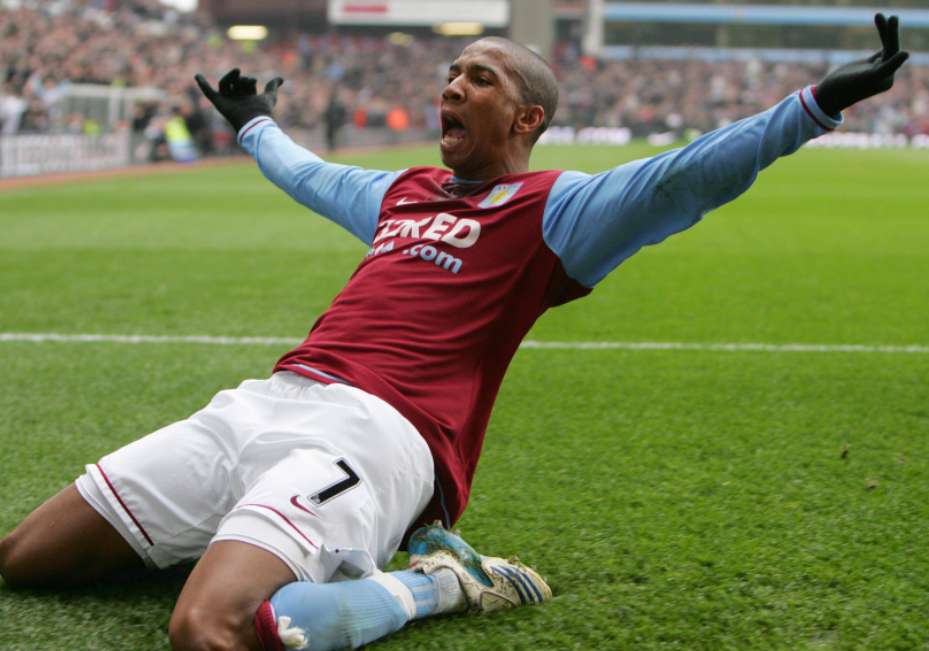 Ashley Young vers Liverpool ?