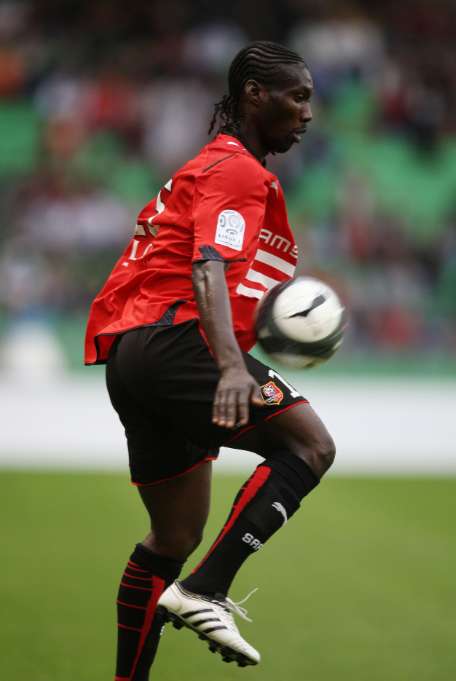 Bangoura bombe le torse