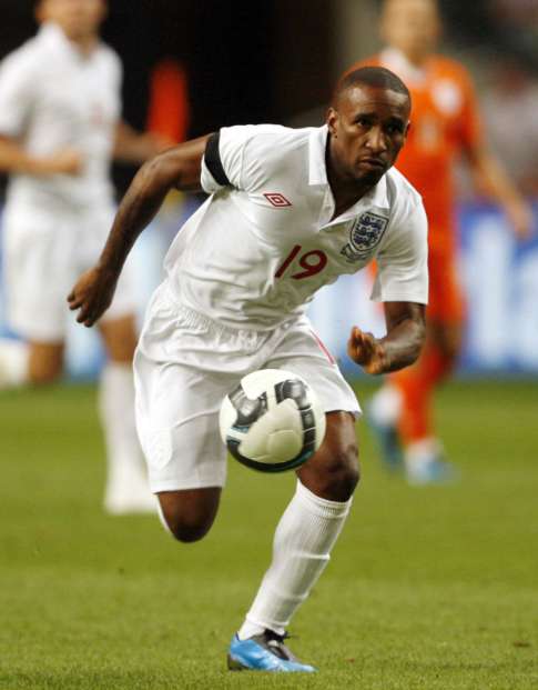 Defoe attaque la police