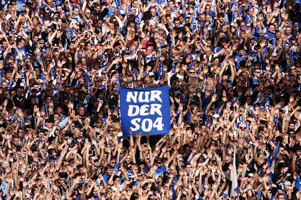 Fans de Schalke interdits de chants