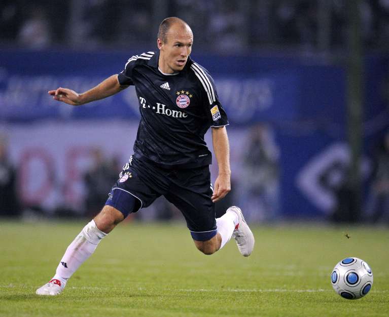 Robben out deux mois