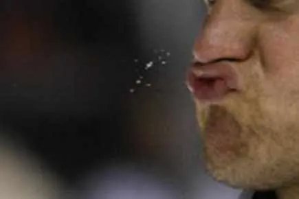 Crachats interdits en Premier League