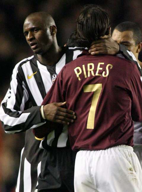 Pirès fait de la lèche