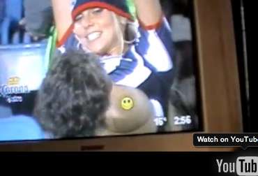 Femme topless dans un stade