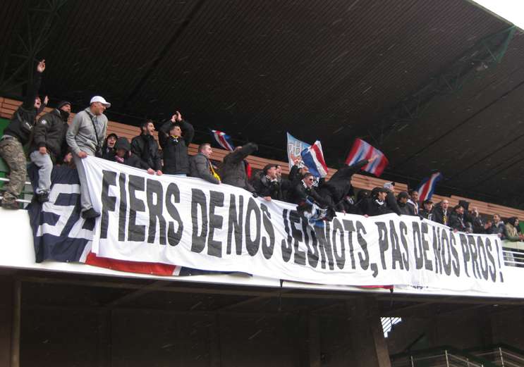 Les fans du PSG derrière les jeunes