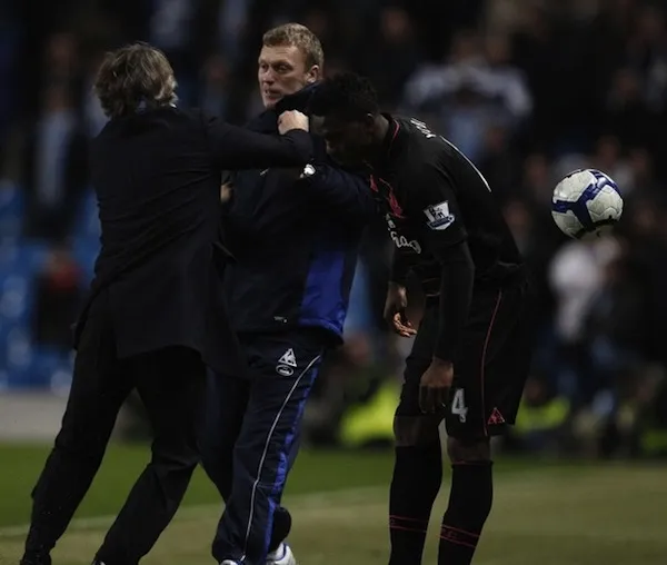 Mancini attaque physiquement Moyes