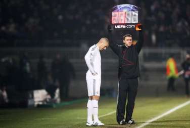 Kaka caresse Benzema