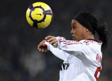 Berlusconi met Ronnie sous pression