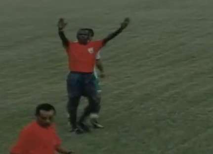 Des joueurs frappent un arbitre