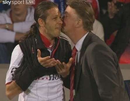 Photo: Van Gaal embrasse Demichelis