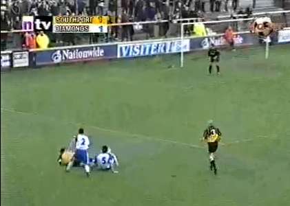 Vidéo : tacles des années 2000