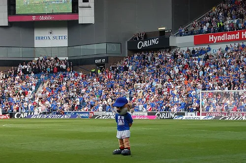 Vidéo: mascotte plaquée à terre