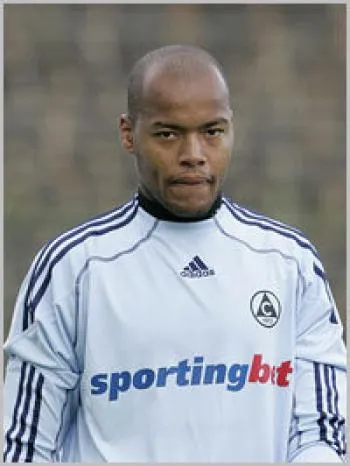 Un Algérien après Van Der Sar ?