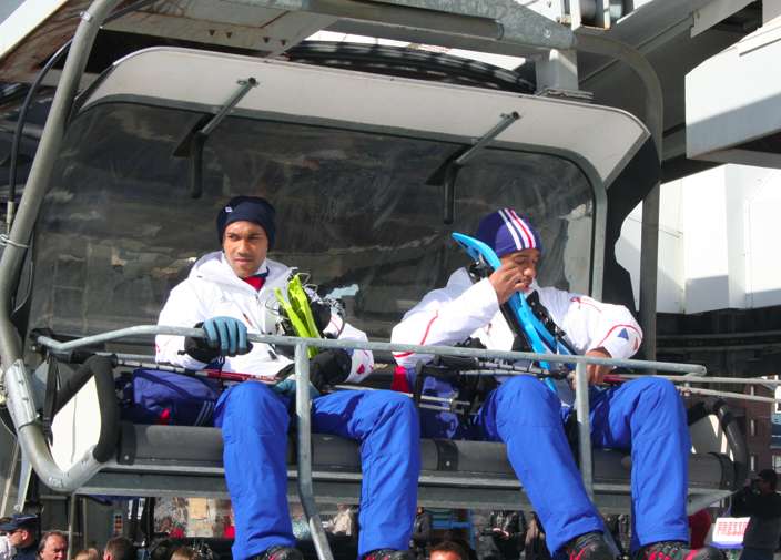 Photo : Clichy et Henry font banquette