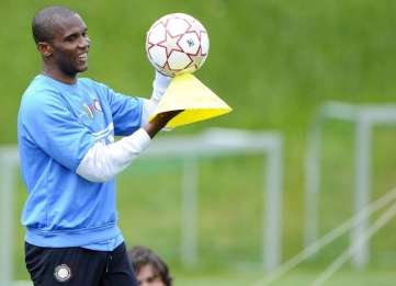 Eto&rsquo;o encense Van Bommel