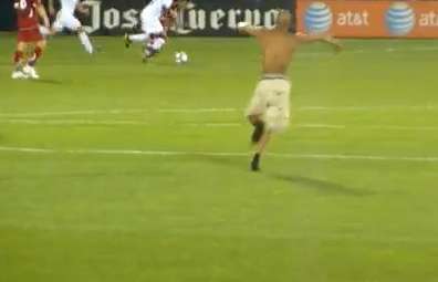 Vidéo : un streaker américain