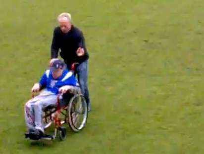 Striker en fauteuil roulant