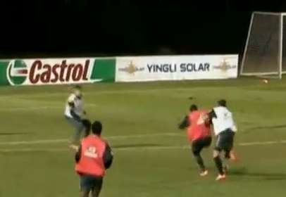 Vidéo : Alves boise Julio Baptista