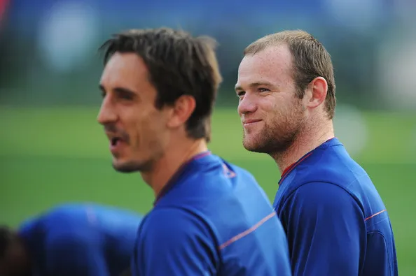 Neville défend Rooney