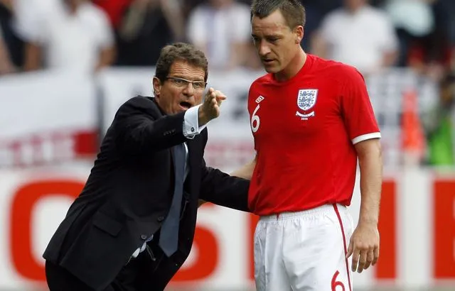 Capello s&rsquo;en prend aux photographes