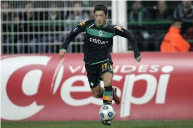 Faux passeport pour Ozil ?