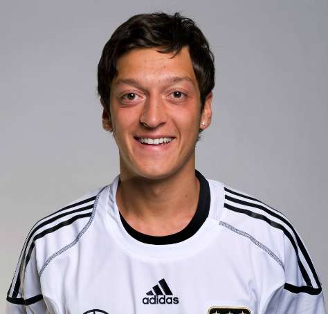 Ozil tacle les Anglais