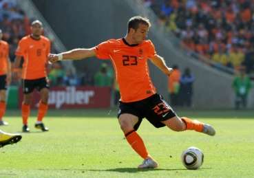 Van der Vaart allume un technicien