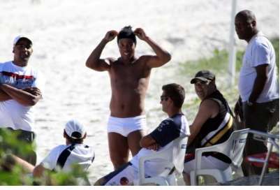 Ronaldinho reste à Milan