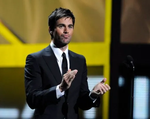 Pari perdu : E. Iglesias à poil