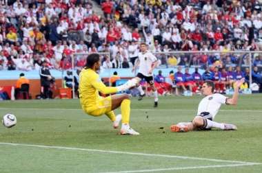 David James zappe le foot