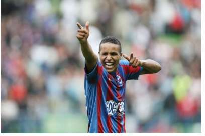 El Arabi prolonge