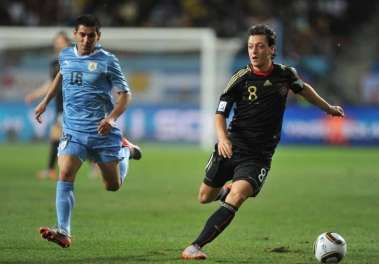 Ozil dément avoir signé au Barça
