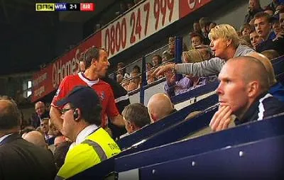 Lee Bowyer insulte une mémé