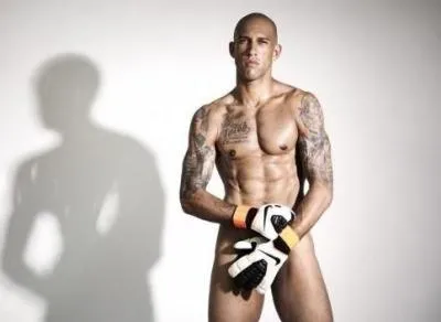 Tim Howard pose nu