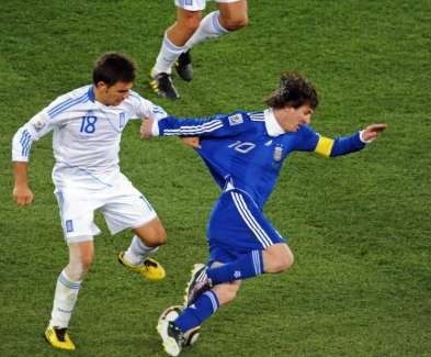 Manchester United suit Ninis