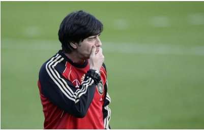 Video : Löw se venge sur la balle