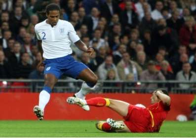 La Vielle Dame suit Glen Johnson
