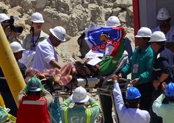 Un mineur avec le drapeau de Colo-Colo
