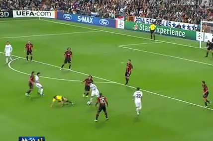 Vidéo: Özil renverse l&rsquo;arbitre