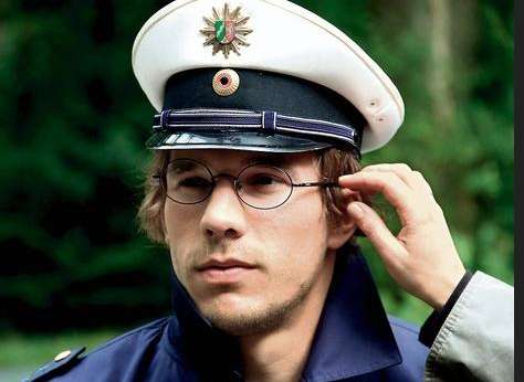 Photo: Podolski en policier